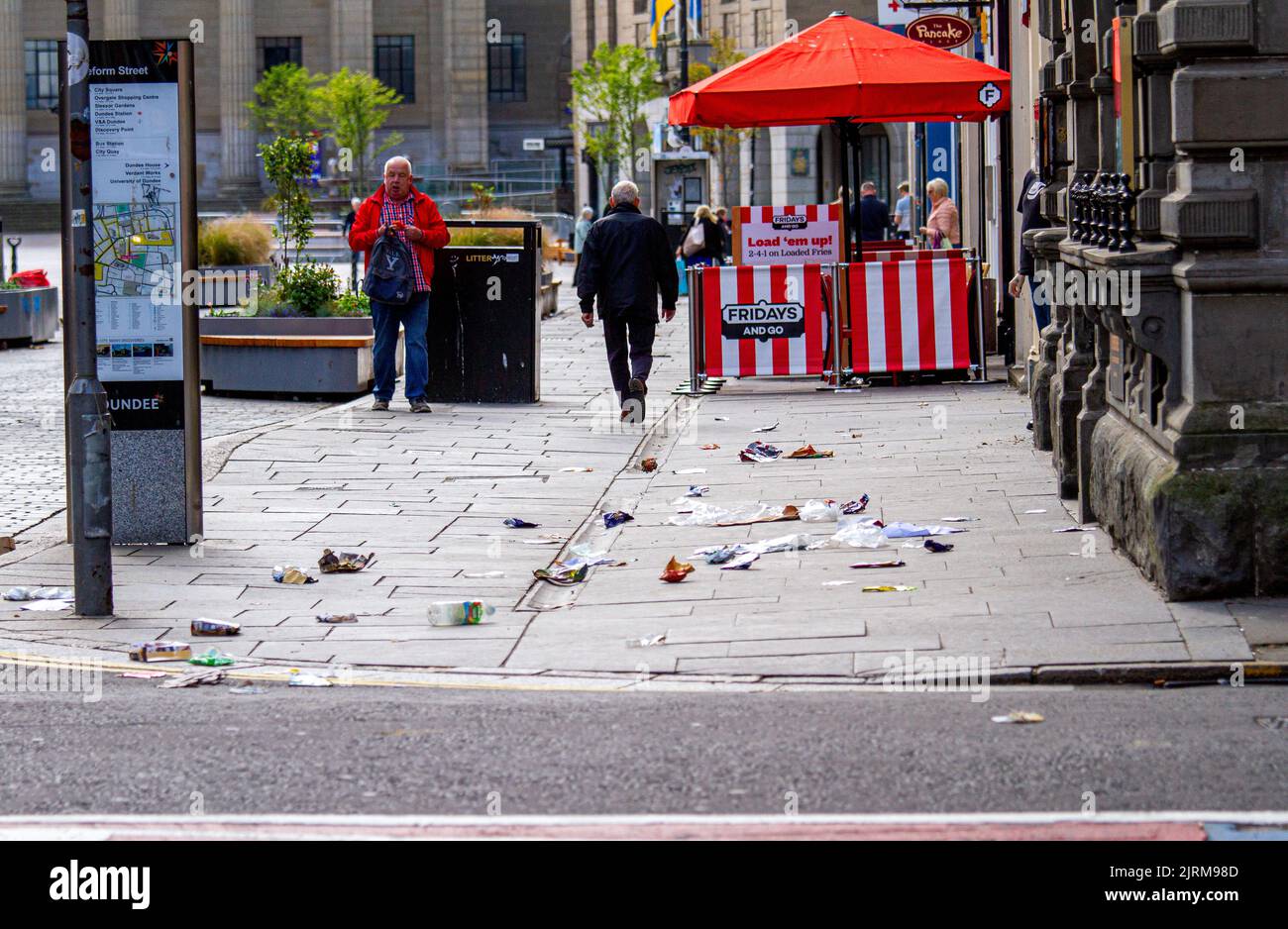 Dundee, Tayside, Scozia, Regno Unito. 25th ago, 2022. Regno Unito Breaking News: Dundee City Council bin lavoratori sono andati in sciopero oggi dopo la loro Unione UNITI respinto ultima offerta di paga del 5%. Ciò non vale la stessa cosa in una questione di mesi in cui il costo di vivere la crisi morirà ancora di più. I consigli scozzesi stanno sollecitando un intervento del governo per evitare “l’imbarazzo internazionale” e l’esplosione di parassiti mentre la spazzatura si accumula nelle strade. Credit: Dundee Photographics/Alamy Live News Foto Stock