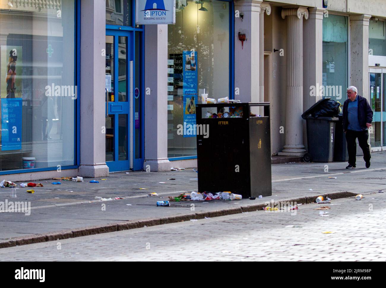 Dundee, Tayside, Scozia, Regno Unito. 25th ago, 2022. Regno Unito Breaking News: Dundee City Council bin lavoratori sono andati in sciopero oggi dopo la loro Unione UNITI respinto ultima offerta di paga del 5%. Ciò non vale la stessa cosa in una questione di mesi in cui il costo di vivere la crisi morirà ancora di più. I consigli scozzesi stanno sollecitando un intervento del governo per evitare “l’imbarazzo internazionale” e l’esplosione di parassiti mentre la spazzatura si accumula nelle strade. Credit: Dundee Photographics/Alamy Live News Foto Stock