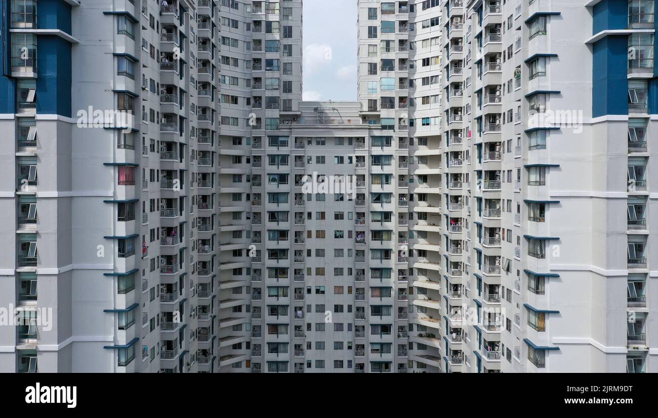 Volo tra i quartieri di Hong Kong, vista degli edifici residenziali Foto Stock