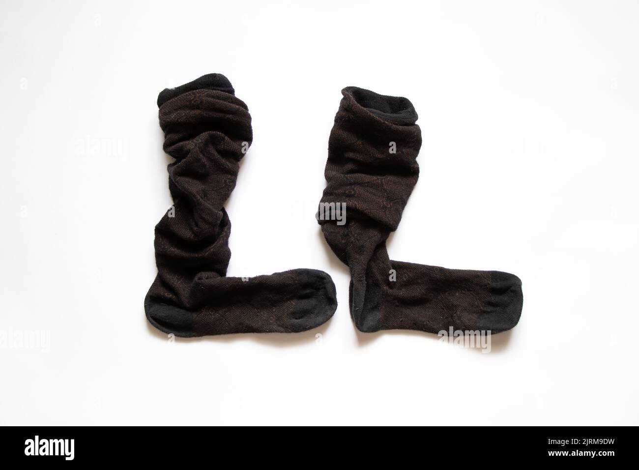 calzini lunghi marroni sporchi su sfondo bianco, calzini vecchi per le ginocchia, calzini Foto Stock