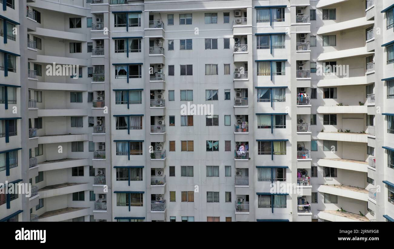 Volo tra i quartieri di Hong Kong, vista degli edifici residenziali Foto Stock