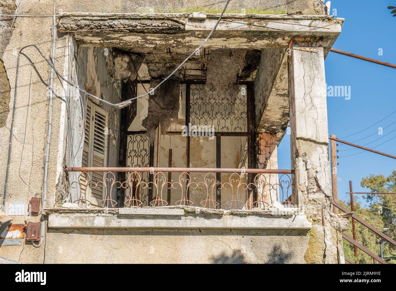 Balcone in rovina, balcone in rovina vista in una città abbandonata, Varosha a Famagosta, Cipro. Foto Stock