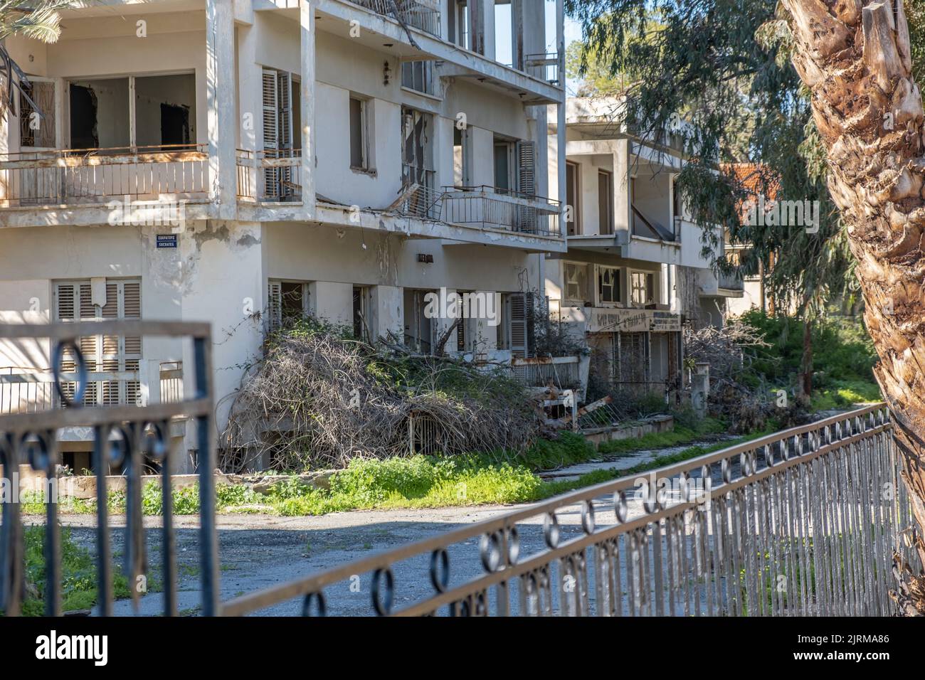 Varosha, Famagosta, Cipro - Giugno 2021: La città abbandonata, città fantasma, il nome locale è 'Kapali Maras'. Foto Stock