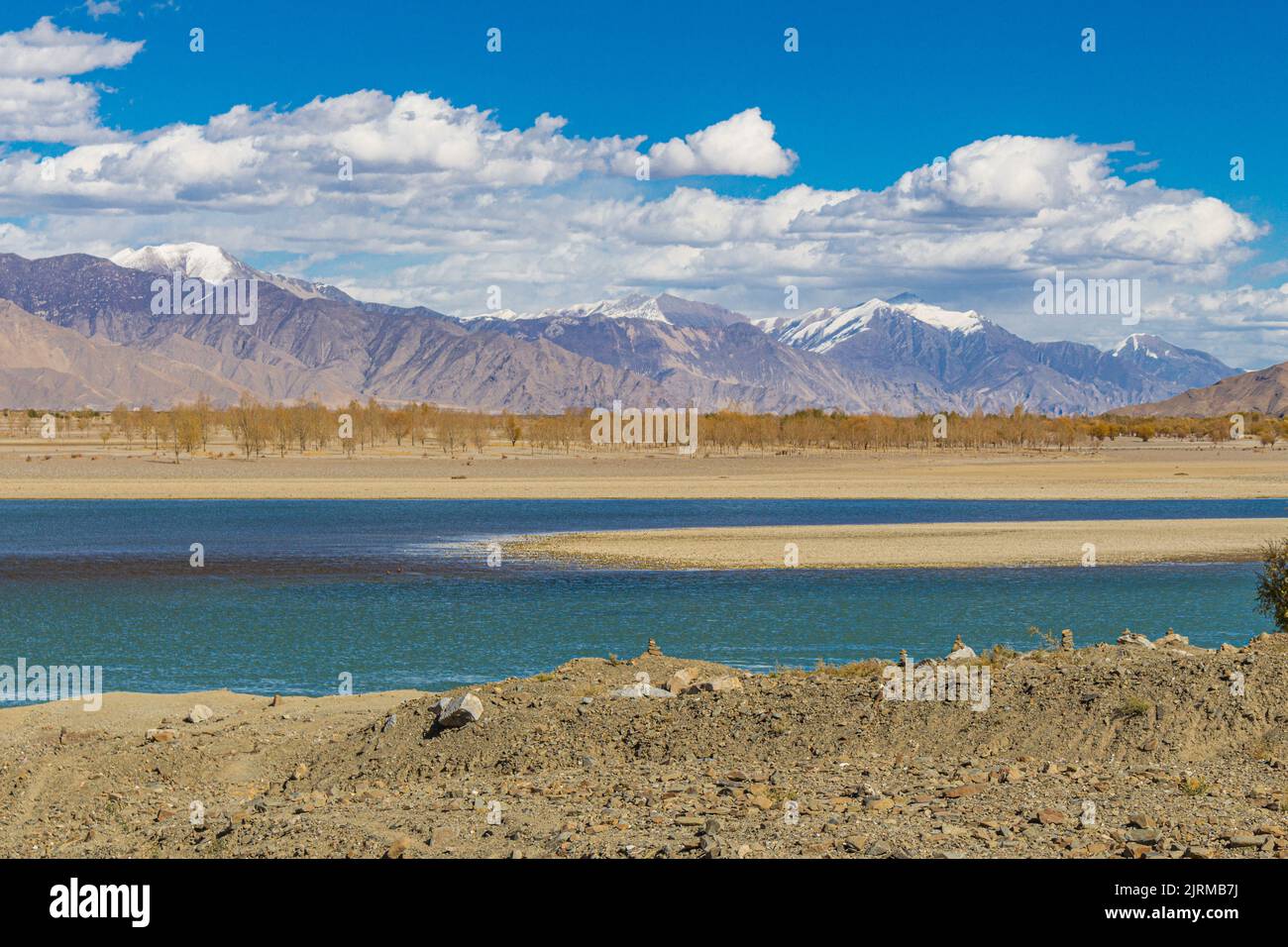 Il fiume Yarlung Zangbo è a sud della capitale Lhasa, nella contea di Gonnga, Tibet, Cina Foto Stock