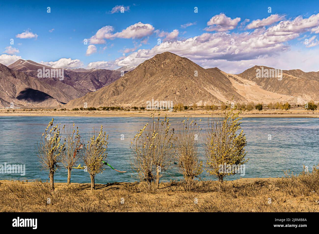 Il fiume Yarlung Zangbo è a sud della capitale Lhasa, nella contea di Gonnga, Tibet, Cina Foto Stock