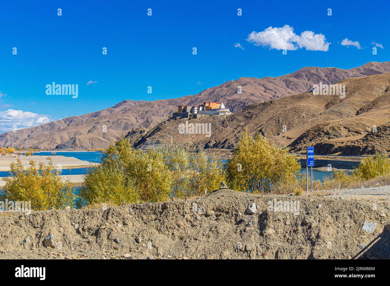 Il fiume Yarlung Zangbo è a sud della capitale Lhasa, nella contea di Gonnga, Tibet, Cina Foto Stock
