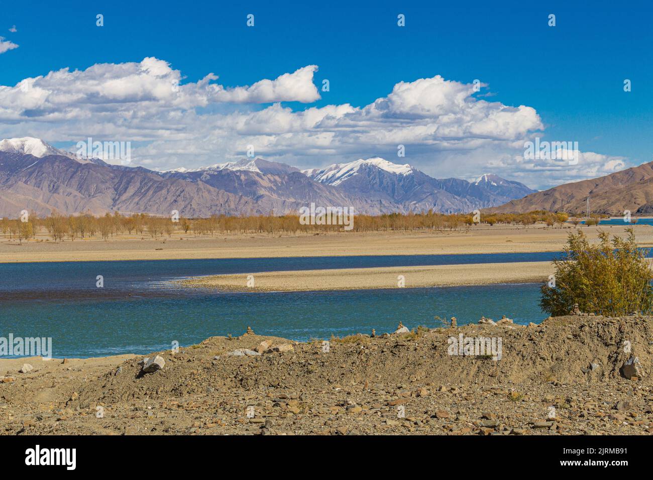 Il fiume Yarlung Zangbo è a sud della capitale Lhasa, nella contea di Gonnga, Tibet, Cina Foto Stock