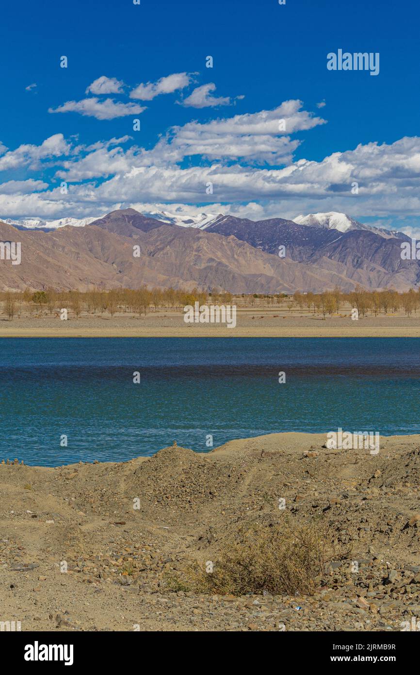 Il fiume Yarlung Zangbo è a sud della capitale Lhasa, nella contea di Gonnga, Tibet, Cina Foto Stock