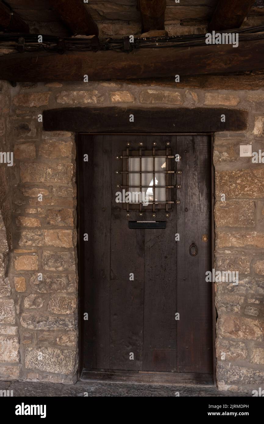 vecchia porta in una strada di ainsa nei pirenei spagnoli Foto Stock