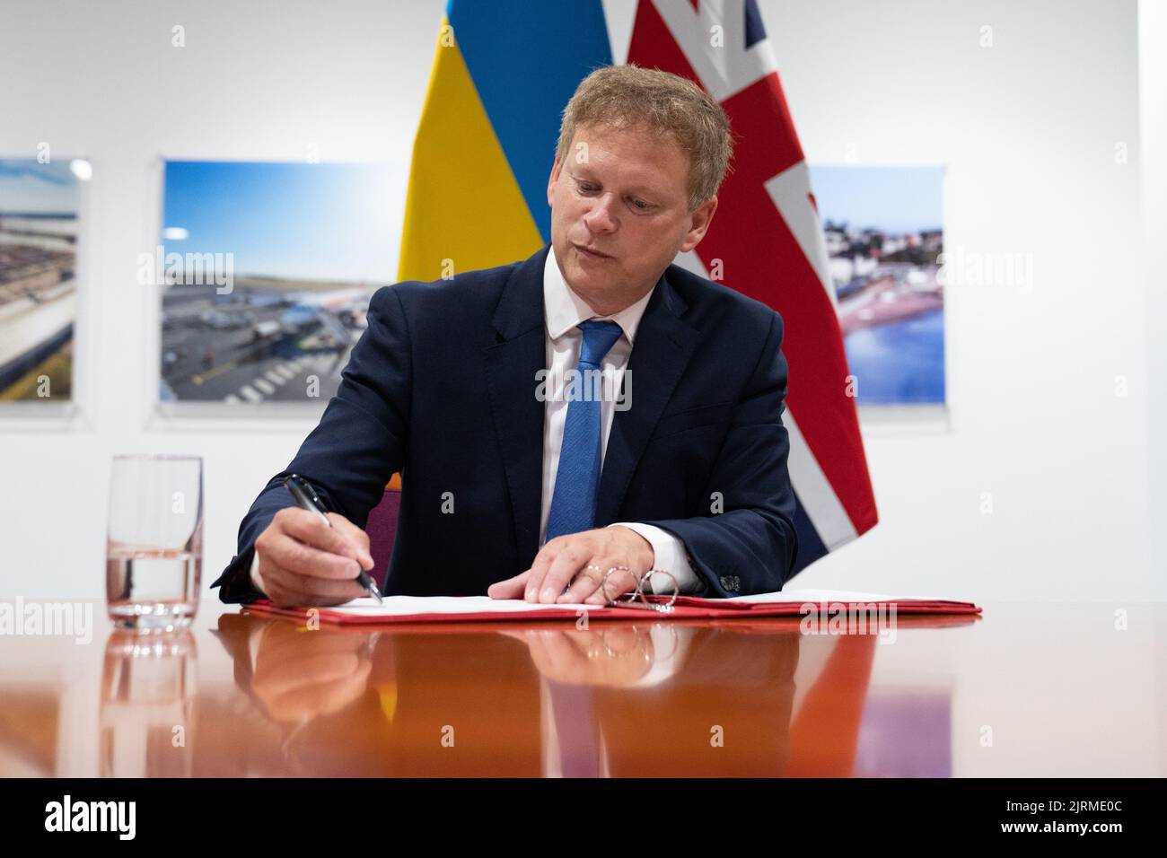 Il Segretario ai Trasporti Grant Shapps durante un incontro con il suo omologo in Ucraina, Oleksandr Kubrakov (Ministero delle infrastrutture), mentre firmano uno storico piano d’azione Regno Unito-Ucraina per ricostruire le loro infrastrutture lacerate dalla guerra, presso il Dipartimento dei Trasporti (DFT) nel centro di Londra. Data immagine: Giovedì 25 agosto 2022. Foto Stock