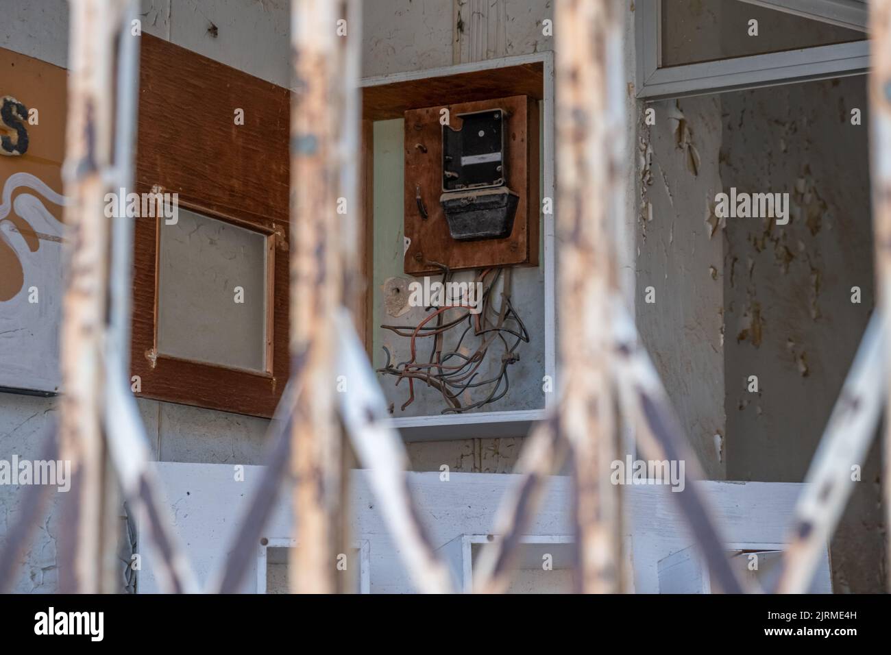 Quadro elettrico, un focus selettivo rotto quadro elettrico dietro la ringhiera nella città abbandonata. Varosha a Famagosta Nord Cipro. Foto Stock