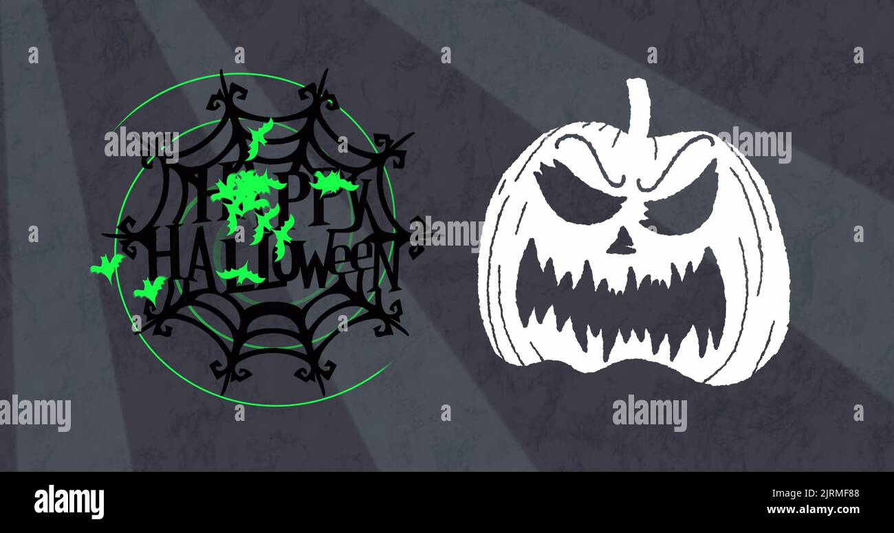 Immagine di felice testo di Halloween in ragnatela nera con testa di zucca e pipistrelli verdi, su grigio Foto Stock