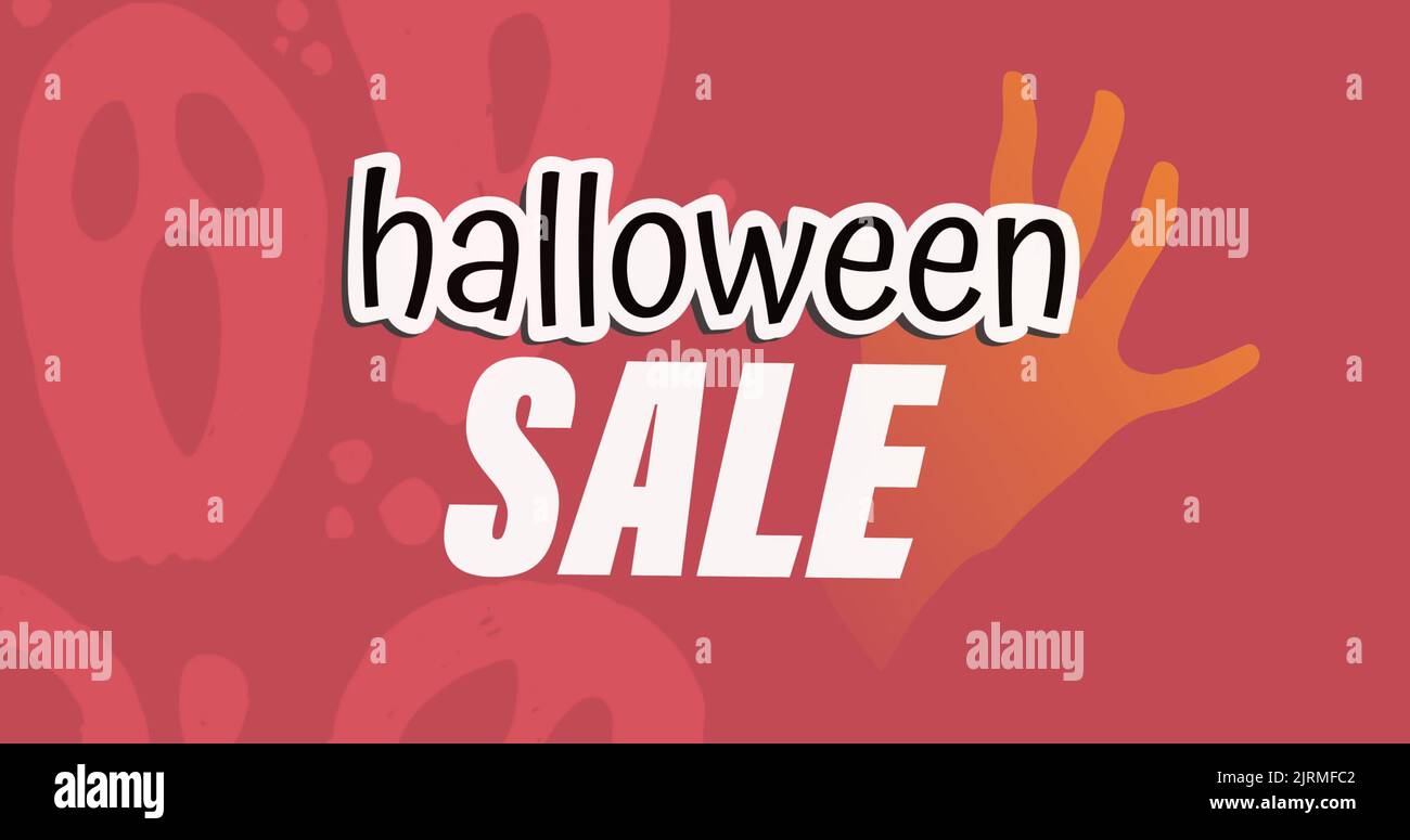 Immagine del testo di vendita di Halloween in bianco, sopra la mano di zombie e fantasmi, su sfondo rosso Foto Stock