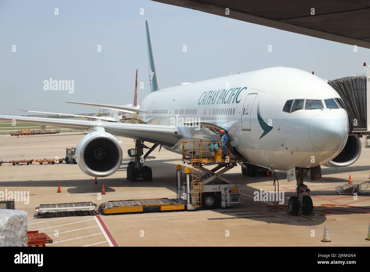 L'Airbus bianco Cathay Pacific Airlines A350-900 all'Aeroporto di Shanghai Pudong Foto Stock