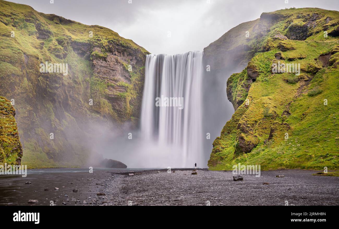 Cascata Skogafoss in Islanda - lunga esposizione Foto Stock