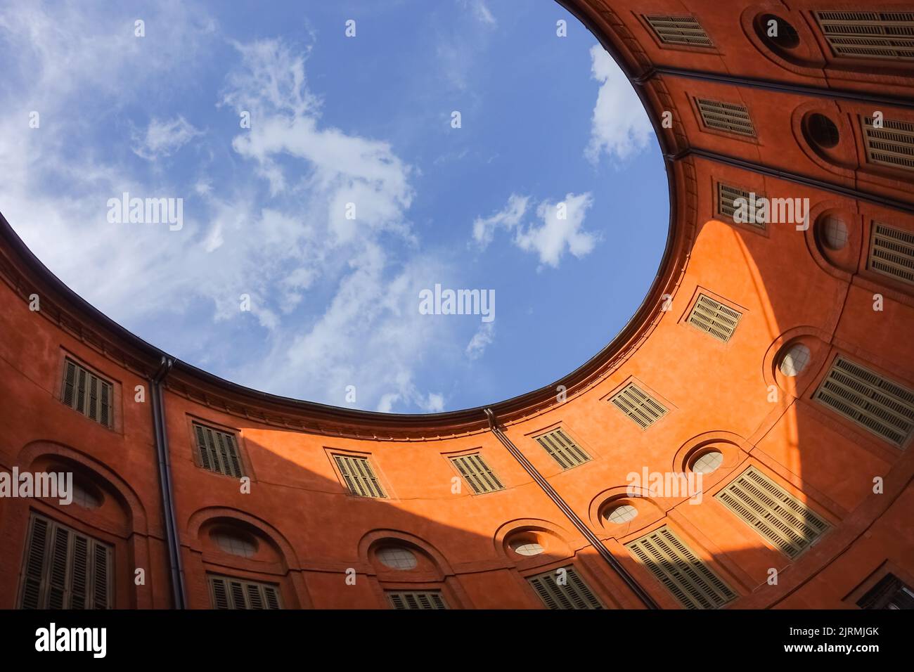 Cortile di ovale arancione teatro comunale a Ferrara, Italia con vista sul cielo per un contesto di gestione immobiliare commerciale Foto Stock