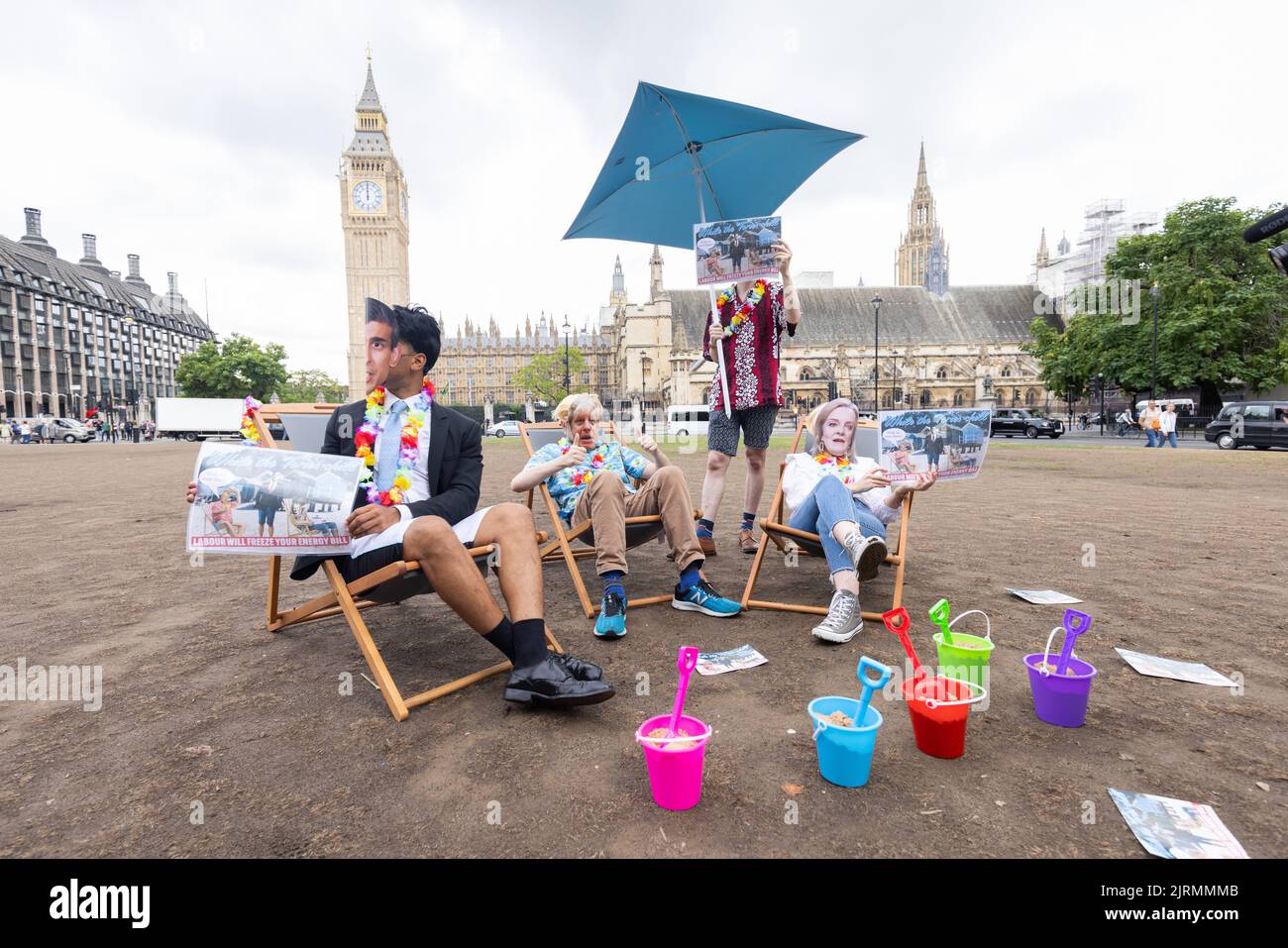 Gli attivisti che indossano maschere di deputati conservatori, tra cui il primo ministro Boris Johnson e i candidati alla leadership Rishi Sunak e Liz Truss, partecipano a una stunt del partito laburista a Parliament Square, Westminster, Mostrare al governo di rilassarsi su una spiaggia con secchi e picche per evidenziare la loro inazione sulle bollette energetiche in vista dell'annuncio del tetto di prezzo Ofgem di venerdì. Data immagine: Giovedì 25 agosto 2022. Foto Stock