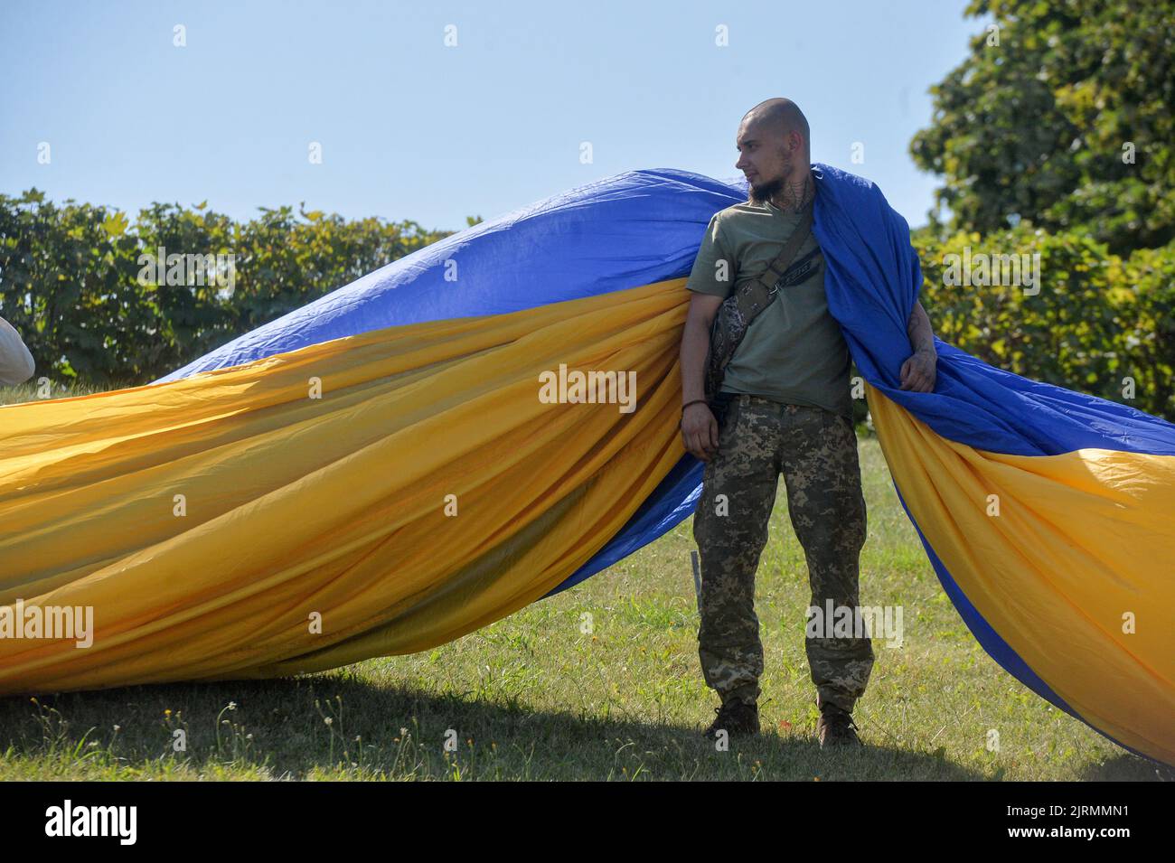 KIEV, UCRAINA - 24 AGOSTO 2022 - Un uomo si alza con la bandiera dell'Ucraina mentre si prepara ad alzare le bandiere delle brigate da combattimento delle forze armate o Foto Stock