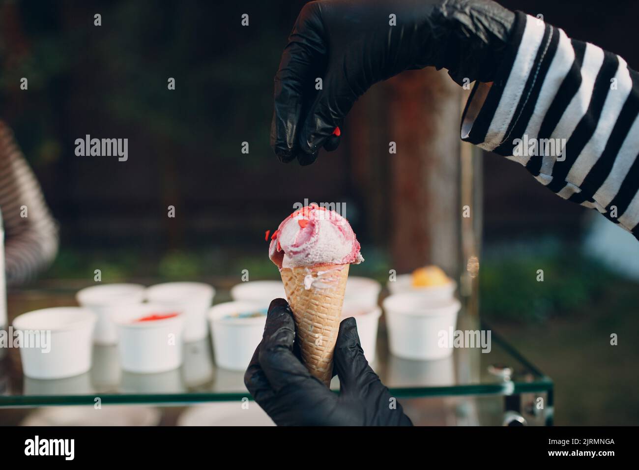 Condimento di gusti diversi per yogurt o gelati surgelati. Foto Stock