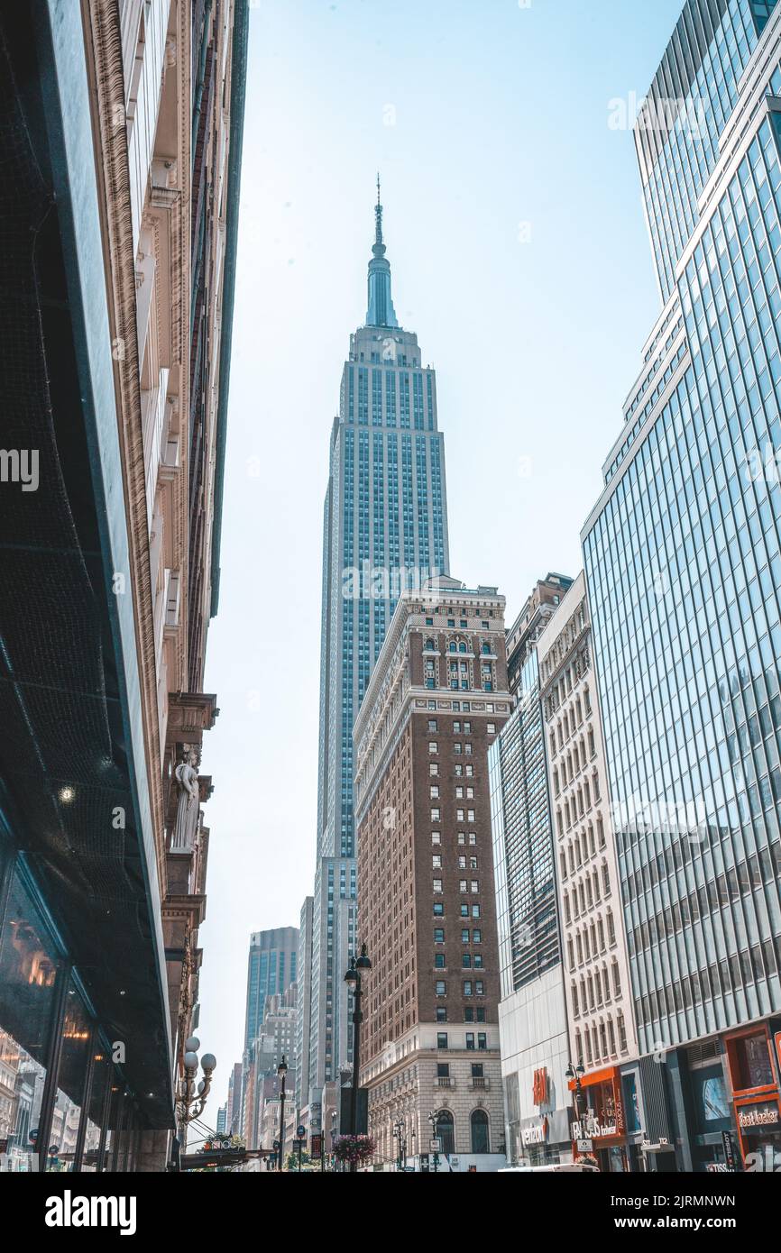 La vista verticale ad angolo basso degli edifici di Manhattan a New York City Foto Stock