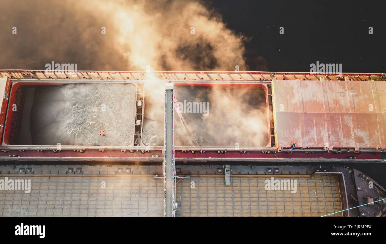 Riempimento della tenuta. Il grano in massa. Vista dall'alto Foto Stock