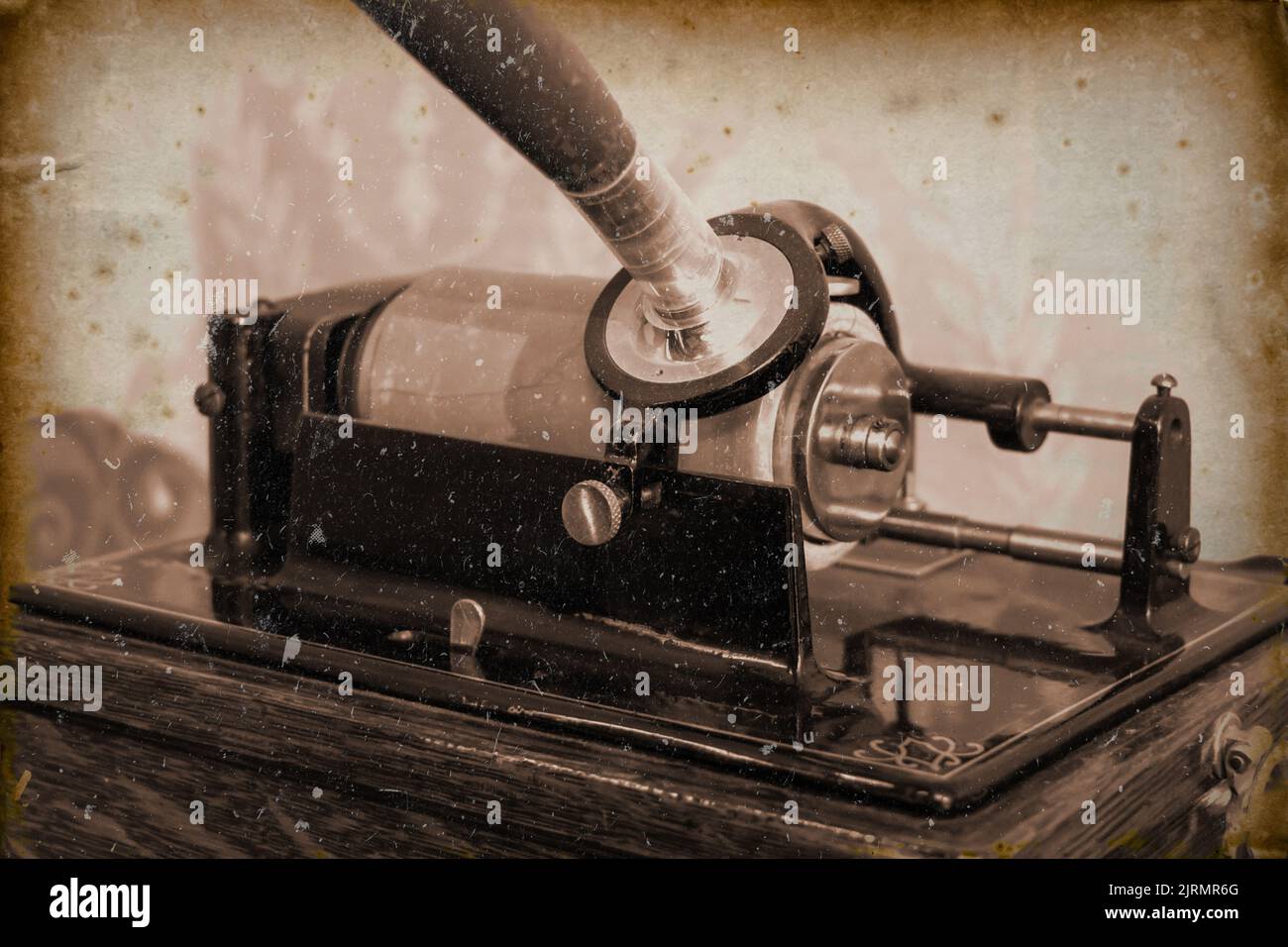 Primo piano di un fonografo, imitazione di una vecchia fotografia Foto Stock