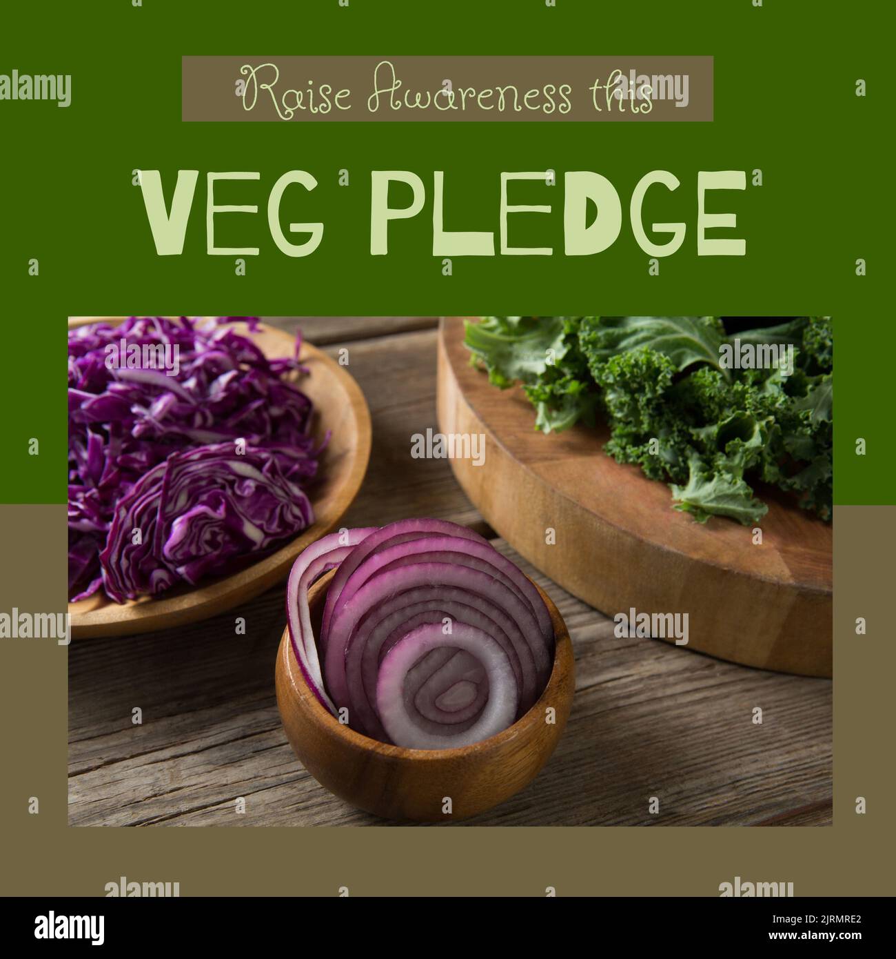 Verdure fresche affettate sul tavolo con aumentare la consapevolezza questo testo di pegno di veg in cornice verde Foto Stock