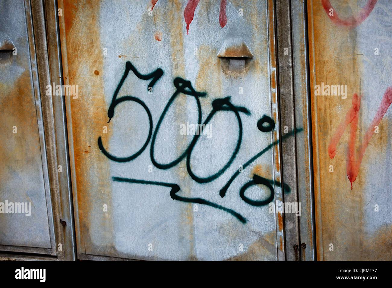 500%, Iscrizione sulla porta del stagno di Un cassonetto, 500%. Immagine simbolica dei grandi profitti e degli eccessivi profitti nel commercio Foto Stock