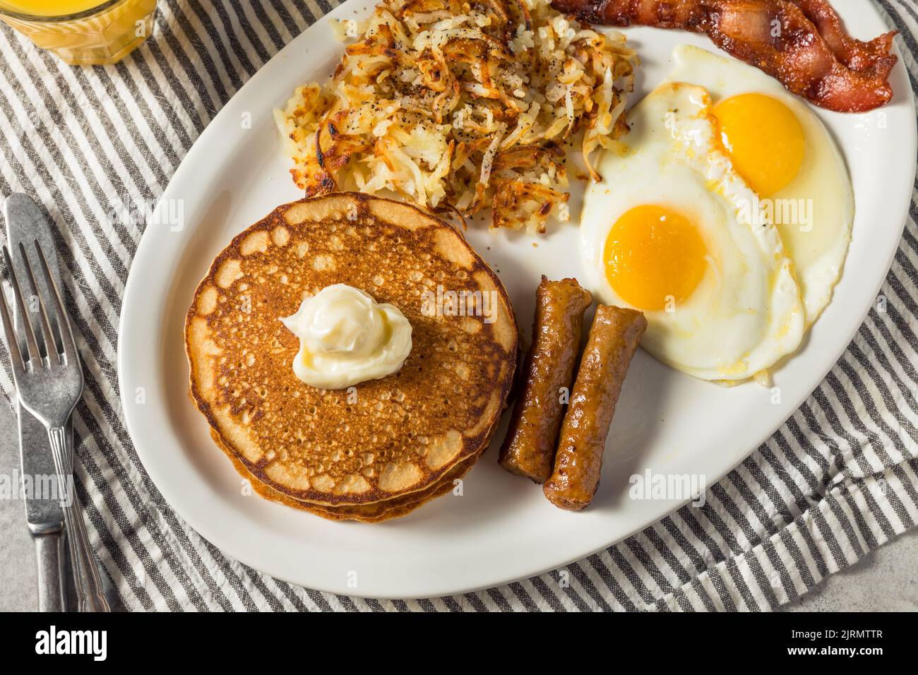 Brunch con colazione all'americana con frittelle fatte in casa con uova, pancetta e hashbrown Foto Stock