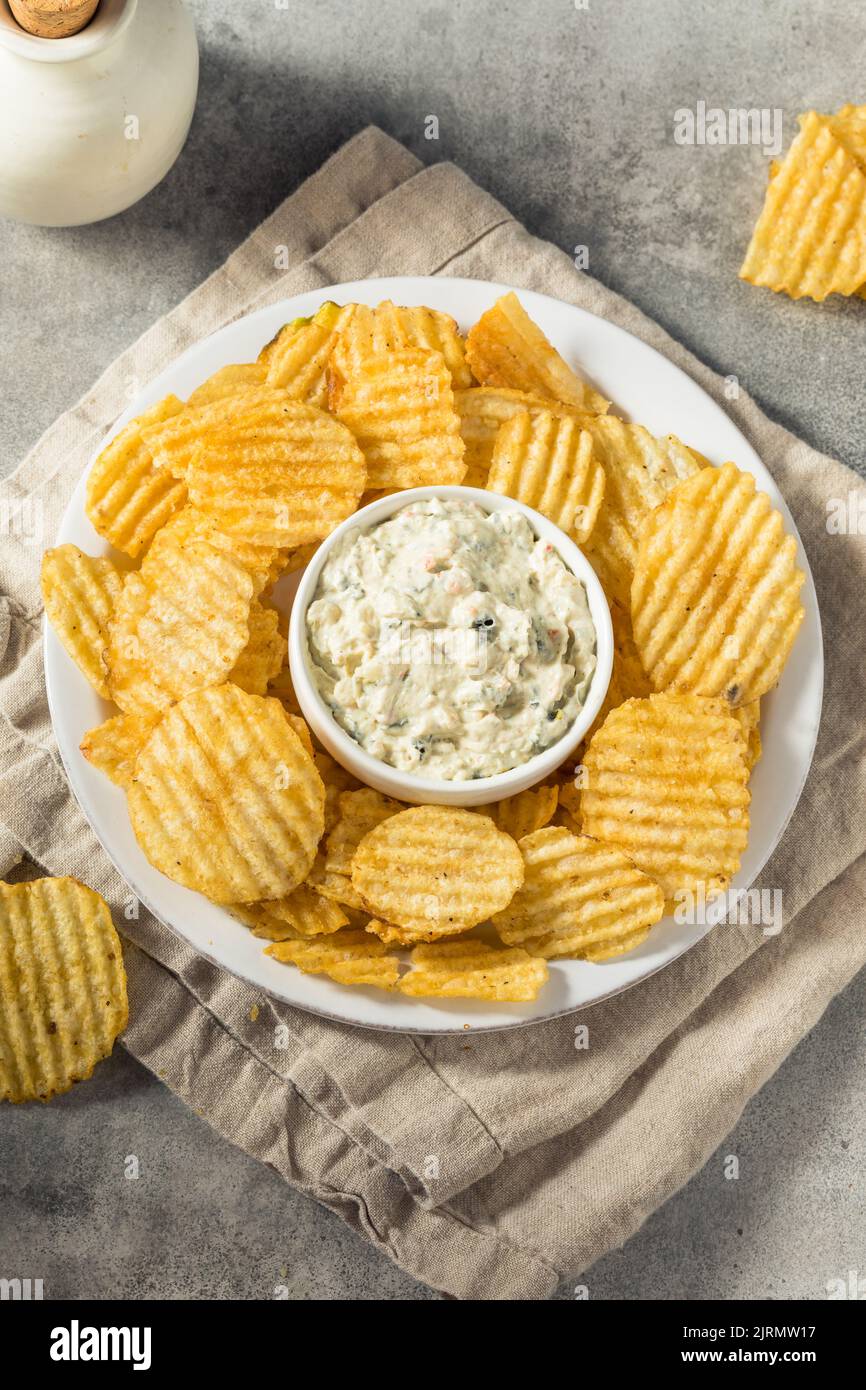 Patatine e antipasto non sani pronti a mangiare Foto Stock