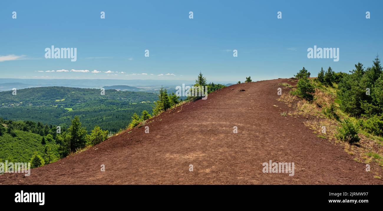Il sentiero sul bordo del cratere di Puy de Lassolas Foto Stock