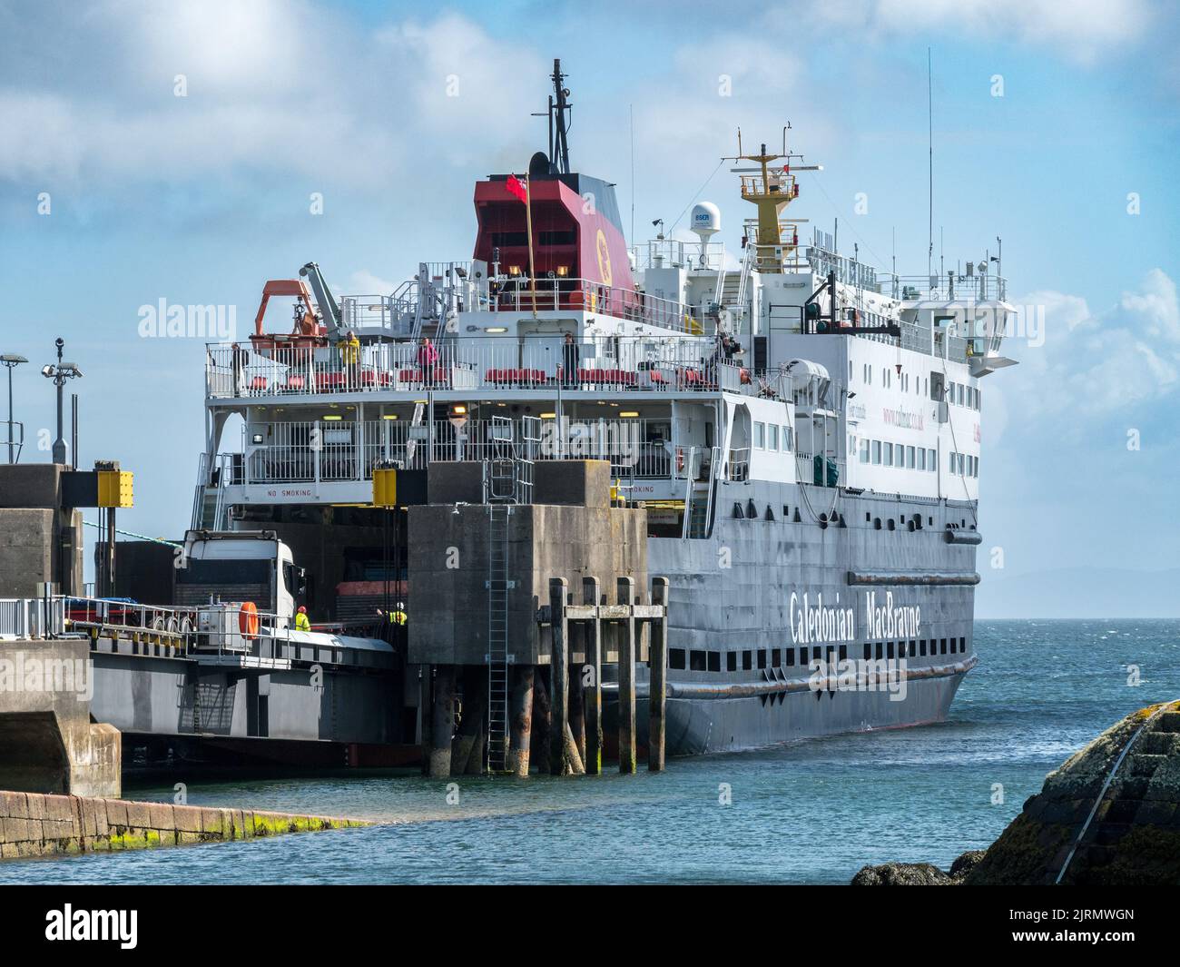 Da Oban a Colonsay il traghetto per auto Caledonian Macbrayne attraccò al porto di Scalasaig, Isola di Colonsay, Scozia, Regno Unito Foto Stock