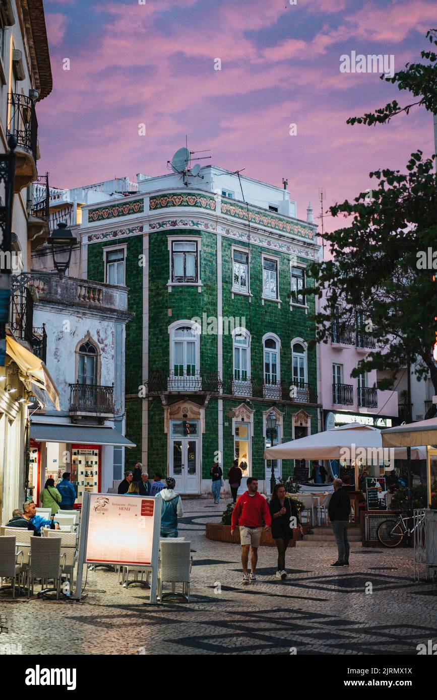 Una foto verticale di persone che camminano nella città vecchia di Lagos, Portogallo Foto Stock