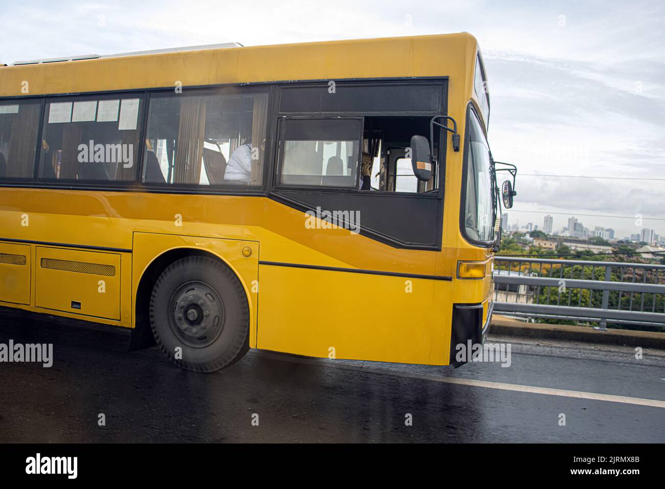 La corsa in autobus cittadino su una strada bagnata Foto Stock