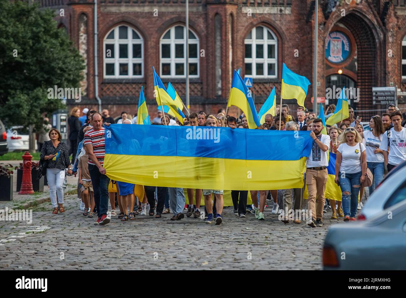 Danzica, Polonia Agosto 25th. 2022 rifugiati di guerra ucraini che vivono in città e cittadini di Danzica sventolando bandiere ucraine e indossando tradizionali ricami ucraini (vyshyvka) riuniti per celebrare la Giornata dell'Indipendenza dell'Ucraina sono visti a Danzica, Polonia il 24 agosto 2022 il 24th agosto di quest'anno è un giorno speciale perché proprio 6 mesi passano in questo giorno per il barbaro attacco della Russia di Putin all'Ucraina. (Foto di Vadim Pacajev / Sipa USA) Foto Stock