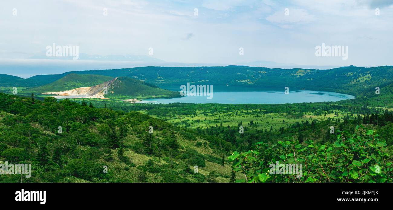 Paesaggio naturale dell'isola di Kunashir, vista sulla caldera del vulcano Golovnin con laghi caldi Foto Stock