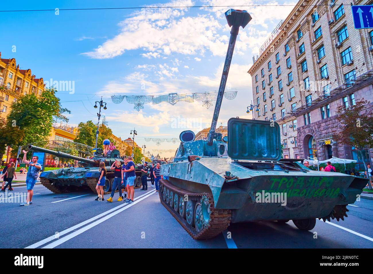 KIEV, UCRAINA - 23 AGOSTO 2022: Artiglieria russa distrutta in mostra di veicoli militari russi distrutti durante il giorno dell'Indipendenza, il 2 agosto Foto Stock