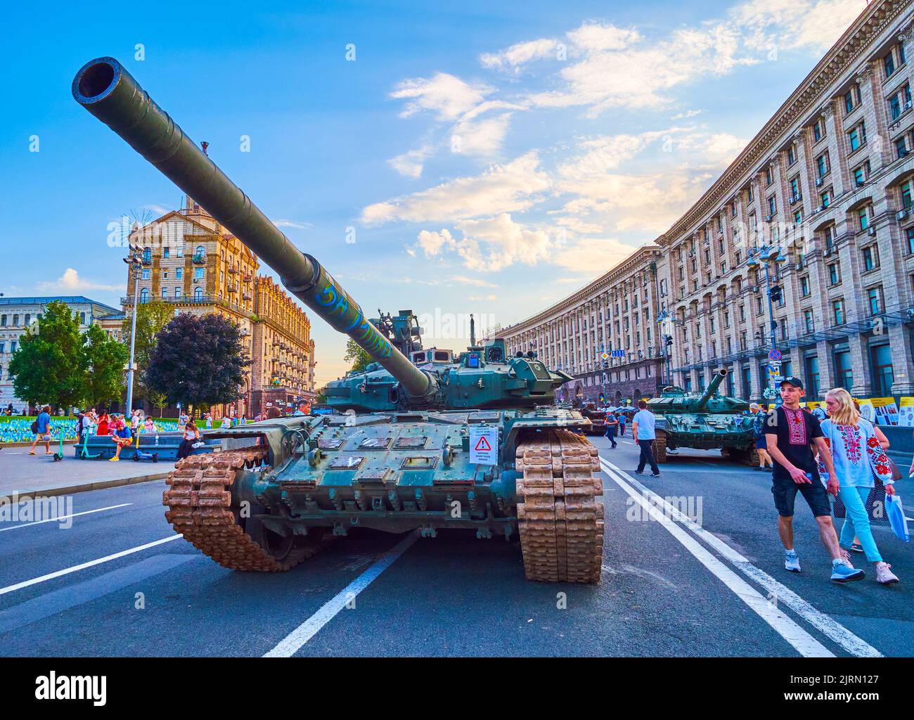 KIEV, UCRAINA - 23 AGOSTO 2022: Catturato carro armato russo sulla strada mostra di veicoli militari russi distrutti durante il giorno dell'Indipendenza, il mese di agosto Foto Stock