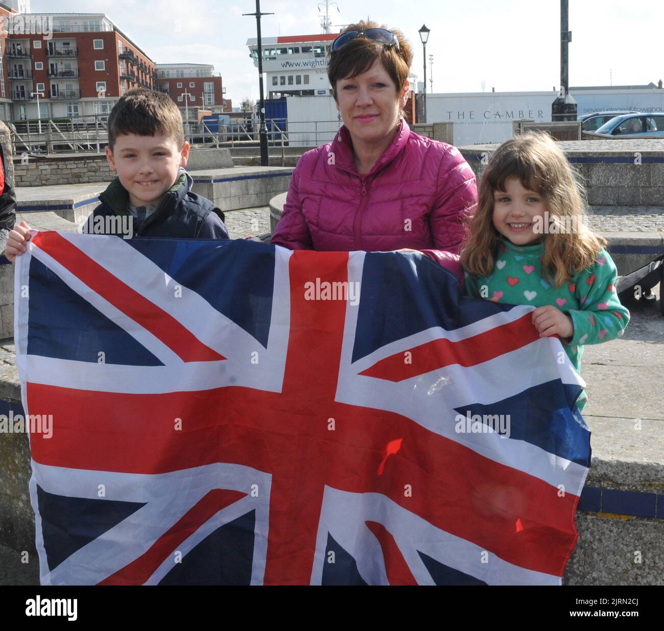 ANNA VICKERS E I SUOI FIGLI CHARLOTTE (4) E CHRISTOPHER (9) DICONO Arrivederci A CPO CARL VICKERS MENTRE HMS DAUNTLESS NAVIGA DA PORTSMOUTH VERSO LE ISOLE FALKLAND. FOTO DI MIKE WALKER, FOTO DI MIKE WALKER, 2012 Foto Stock