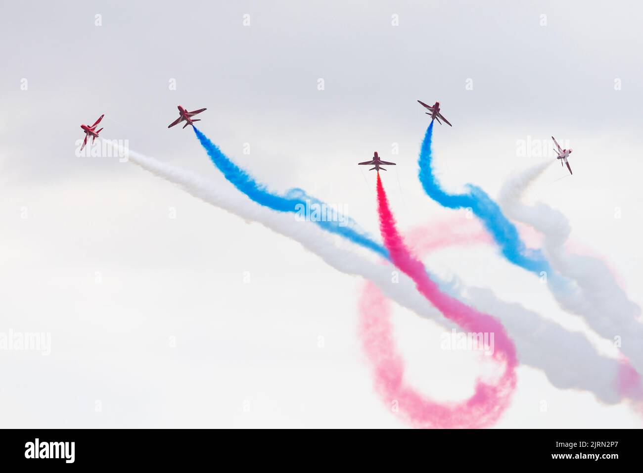 Il team di aerobica RAF, The Red Arrows, si esibirà con soli 6 velivoli, facendo un'esposizione a bassa nuvolosità al giorno delle famiglie RAF Syerston. Foto Stock