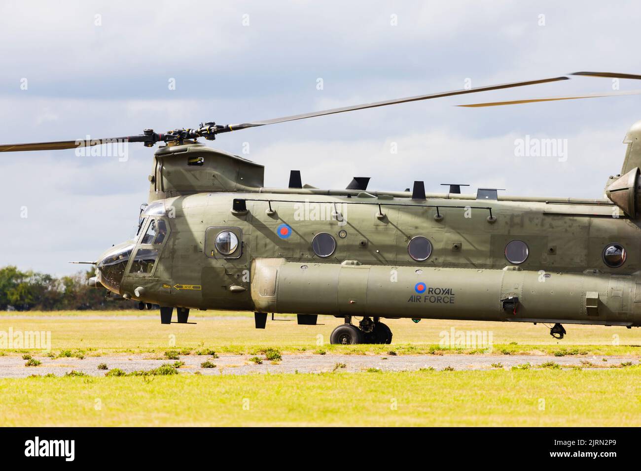 Boeing CH-47D Chinook sollevamento pesante del Royal Air Force Chinook Display Team, con sede a RAF Odiham, RAF Syerston giornata delle famiglie. Foto Stock