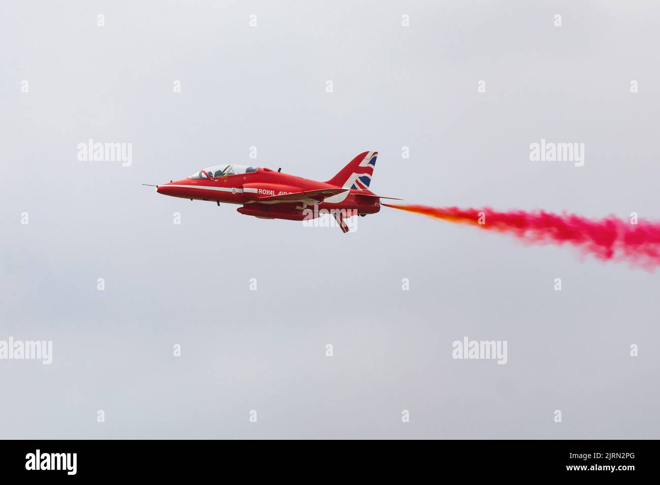 Il team di aerobica RAF, The Red Arrows, si esibirà con soli 6 velivoli, facendo un'esposizione a bassa nuvolosità al giorno delle famiglie RAF Syerston. Foto Stock