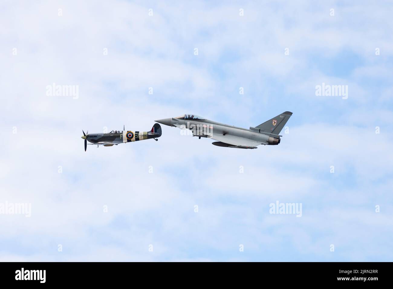 Supermarine Spitfire Mk Vb del BBMF in formazione con un Eurofighter Typhoon FGR4 da RAF Coningsby al giorno delle famiglie RAF Syerston. Foto Stock