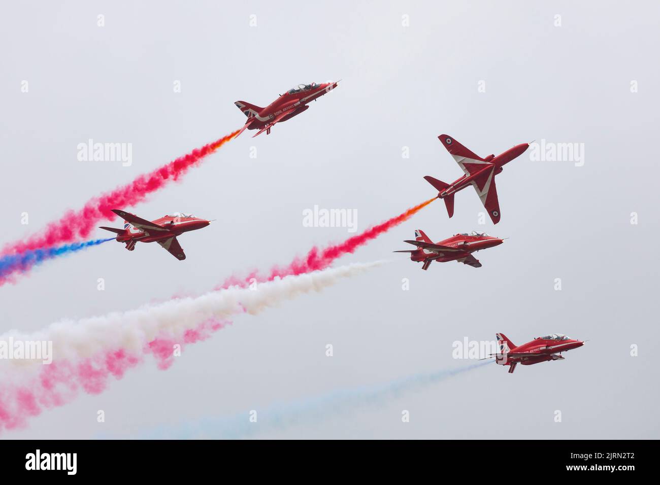 Il team di aerobica RAF, The Red Arrows, si esibirà con soli 6 velivoli, facendo un'esposizione a bassa nuvolosità al giorno delle famiglie RAF Syerston. Foto Stock