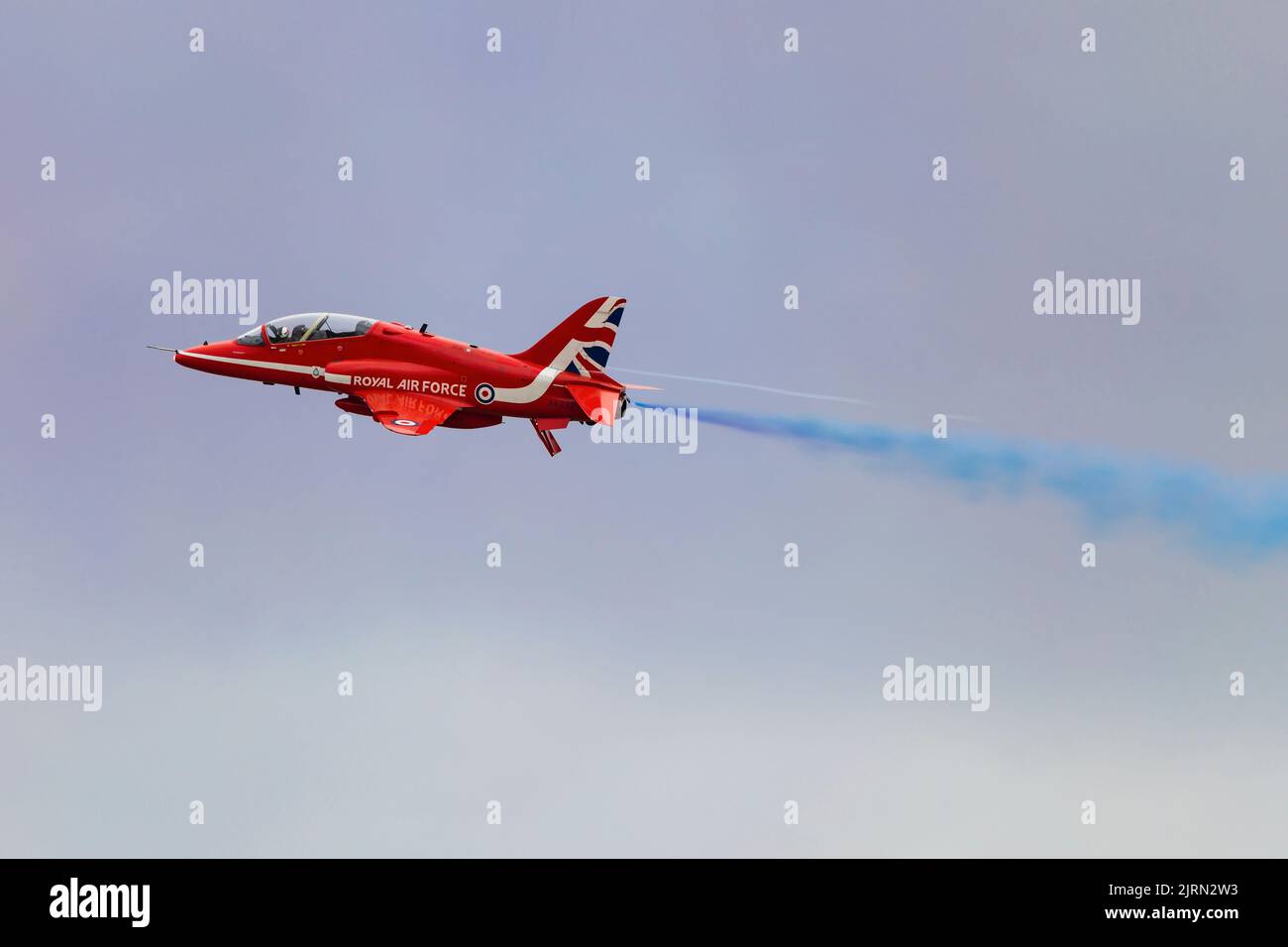 Il team di aerobica RAF, The Red Arrows, si esibirà con soli 6 velivoli, facendo un'esposizione a bassa nuvolosità al giorno delle famiglie RAF Syerston. Foto Stock