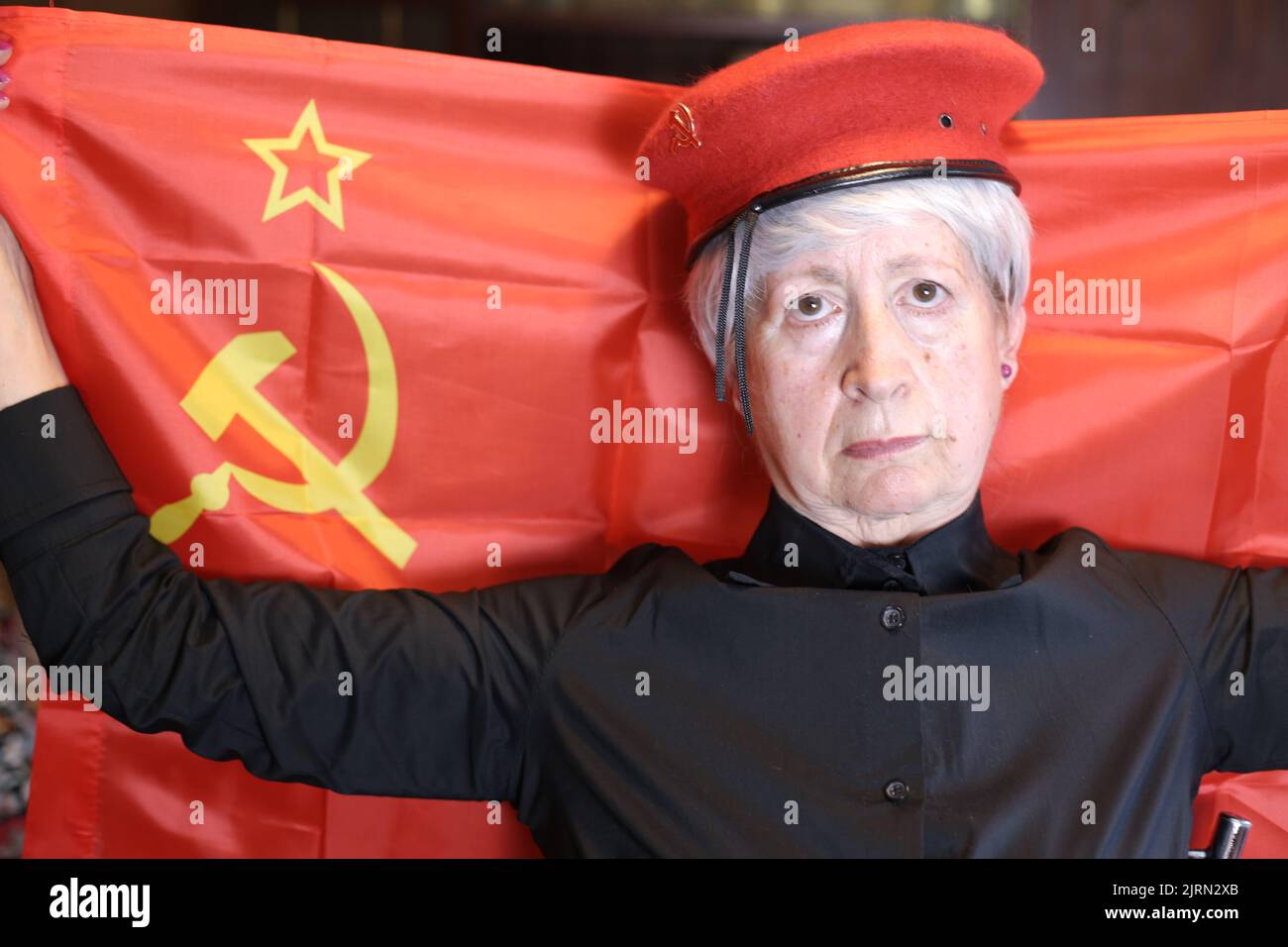 Donna socialista che mostra il simbolo del martello e della falce Foto Stock