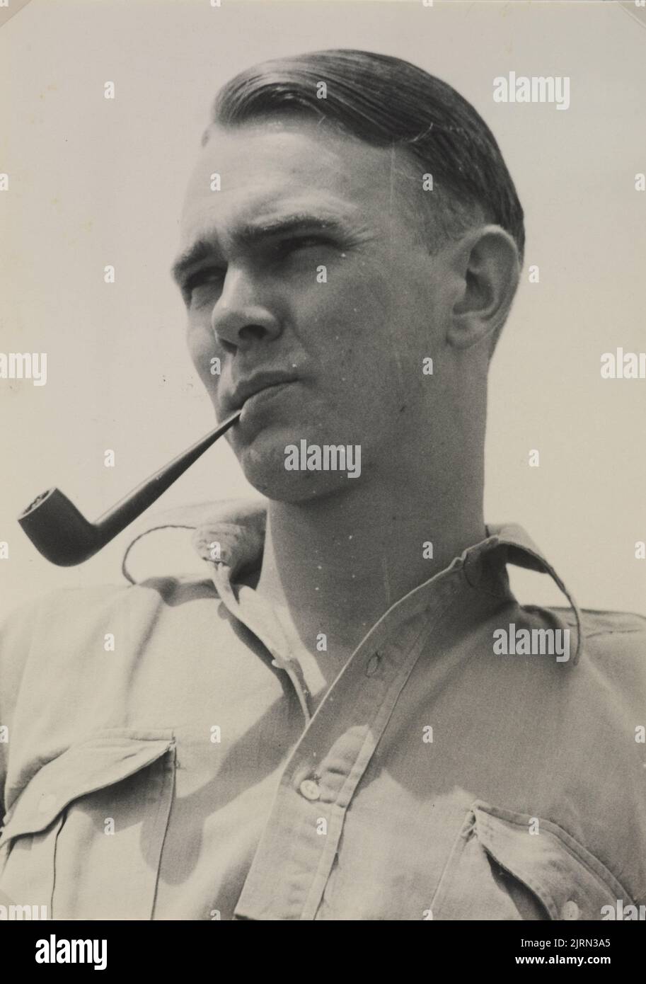 MR Knowles fumando una pipa, febbraio 1940, Nuova Zelanda, di Eric Lee-Johnson. Foto Stock