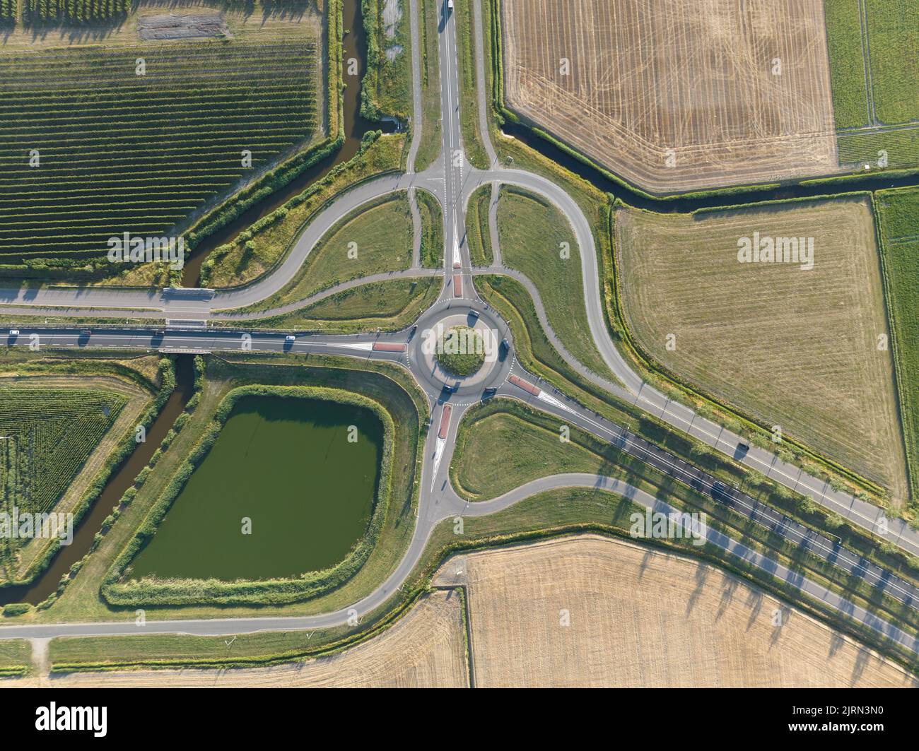 Incrocio autostradale aereo e auto. Incrocio di sicurezza dei trasporti. Circonvallazione stradale infrastruttura strada. Drone aereo Foto Stock