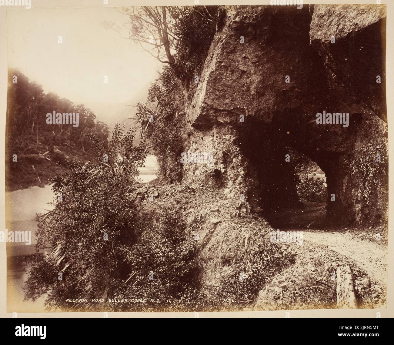 Reefton Road, Buller Gorge, N.Z. Dall'album: Untitled Landscape, circa 1880, West Coast, di Henry Lock. Foto Stock