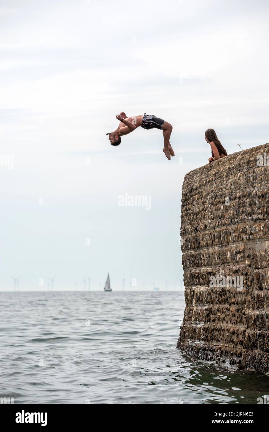 Brighton, 14th 2022 agosto: Temperature record durante l'attuale ondata di caldo ha portato entusiasti groyne-jumper a Brighton Beach questo pomeriggio. Foto Stock